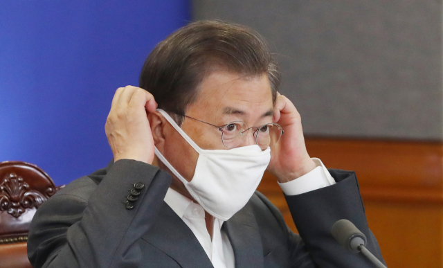 문재인 대통령이 6일 서울 중구 은행회관에서 열린 코로나19 대응 기업·소상공인 긴급 금융지원 현장 간담회에서 발언을 마친 뒤 마스크를 쓰고 있다. 연합뉴스
