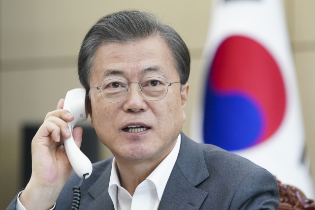 문재인 대통령이 지난 6일 오후 청와대 여민관에서 테워드로스 아드하놈 거브러여수스 세계보건기구(WHO) 사무총장과 전화 통화하고 있다. 연합뉴스