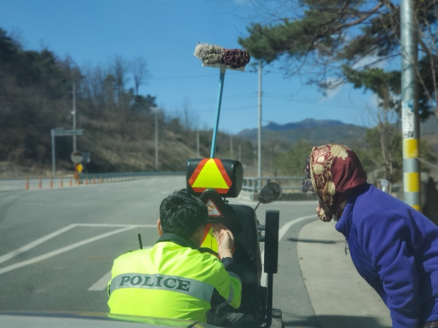 전동차 반사지 부착. 경북경찰청 제공