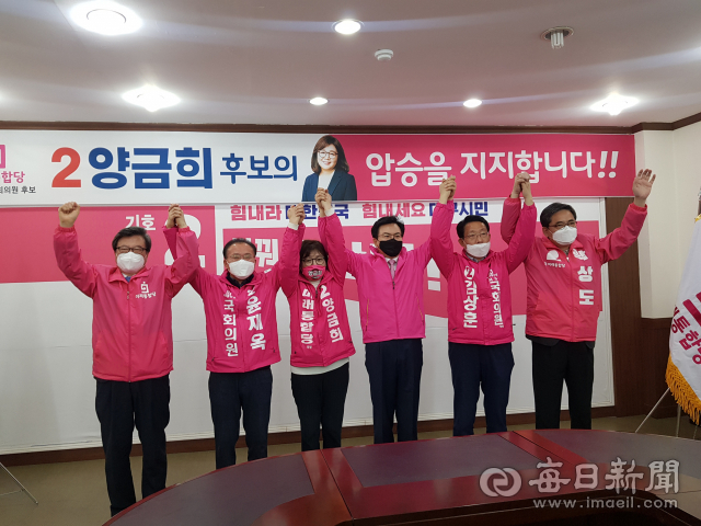 이상길 전 대구시 행정부시장과 양금희 미래통합당 후보가 윤재옥·김상훈·김형기 공동선대위원장과 곽상도 총괄선대본부장과 함께 7일 통합당 대구시당에서 기념촬영을 하고 있다. 강은경 기자 ekkang@imaeil.com