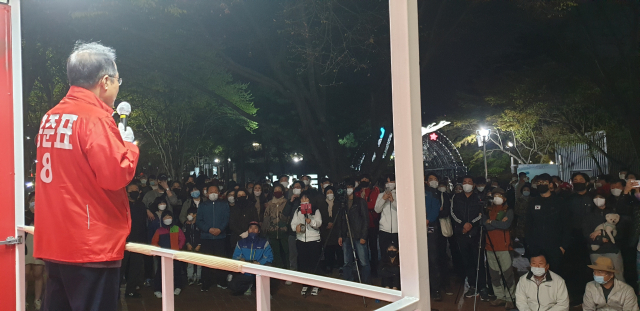 수성을 홍준표 무소속 후보가 수성못 상화동산에서 정치 버스킹을 진행하고 있다. 캠프 제공