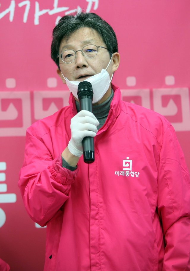 미래통합당 유승민 의원이 7일 오전 대전 유성갑에 출마한 장동혁 후보 선거사무소에서 장 후보 지지를 호소하고 있다. 연합뉴스