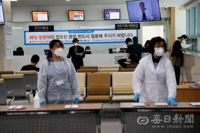 지난 7일 대구가톨릭대학교 병원 수납 창구에 해외 방문 후 발열 증상자는 선별진료소 방문을 당부하는 안내문이 붙어 있다. 매일신문 DB