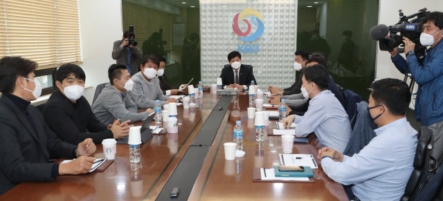 7일 오후 서울 강남구 야구회관에서 열린 KBO 긴급실행위원회에서 류대환 KBO 사무총장과 각 구단 단장들이 대화하고 있다. 연합뉴스