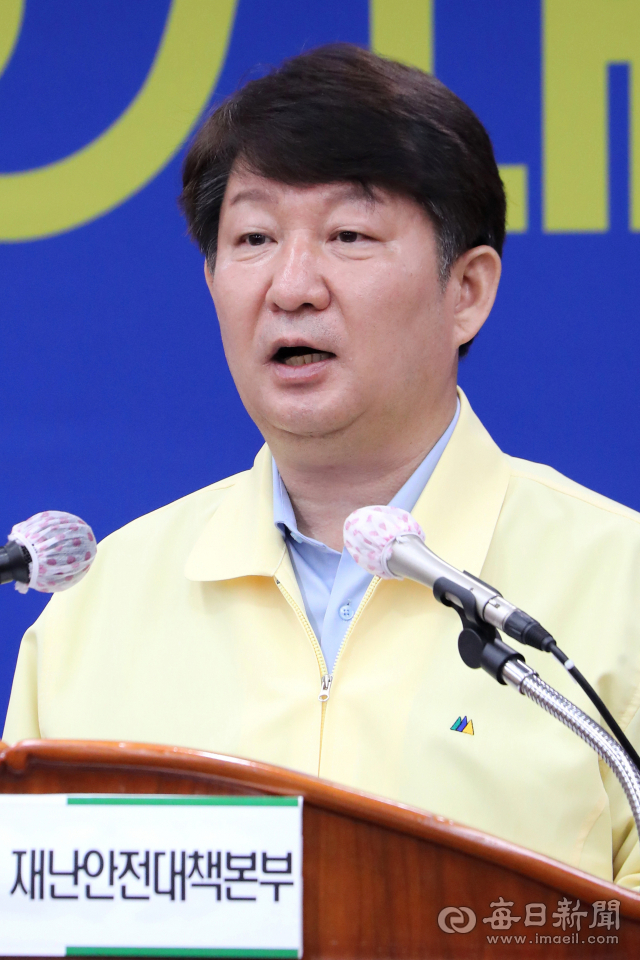 권영진 대구시장이 7일 대구시청에서 대시민 담화문을 발표하고 있다. 매일신문 DB