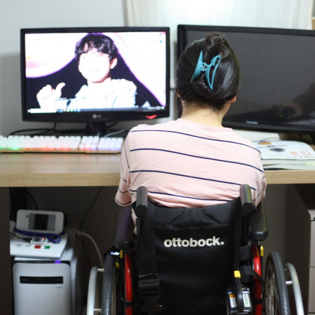 중증 뇌병변장애인 A(17) 양이 7일 오후 집에서 컴퓨터를 켜고 앉아 있다. 타자조차 칠 수 없을 만큼 손이 불편한 A양에게 원격 수업을 듣는 것은 사실상 불가능한 일이다. 이주형 기자