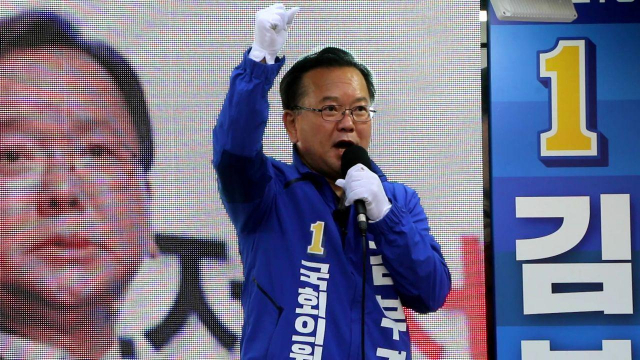 대구 수성갑에 출마한 김부겸 더불어민주당 후보가 유세차량에 올라 지지를 호소하고 있다. 김부겸 후보 캠프 제공
