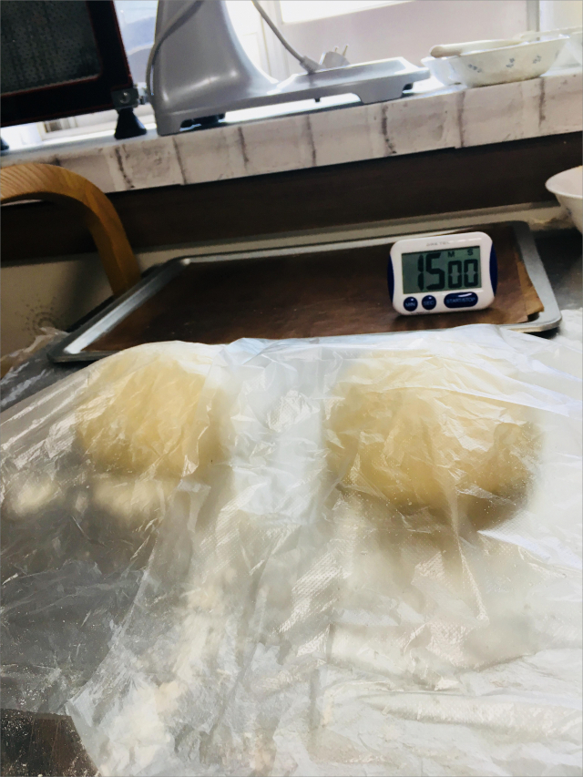 2차 발효를 마친 반죽 위에 우유 발라 주기(약간의 광택)