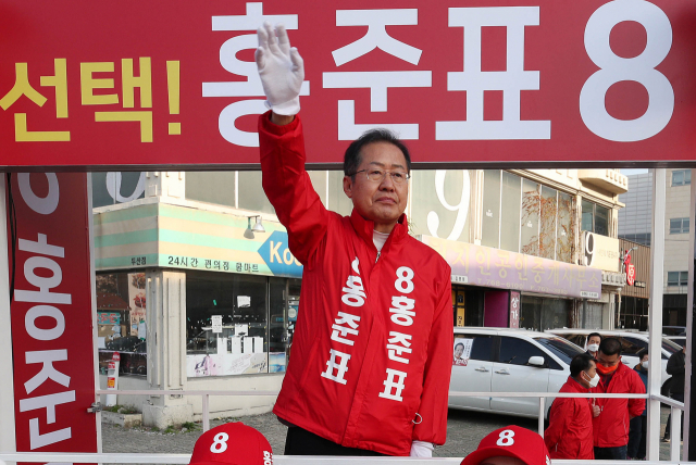 제21대 국회의원선거 유세 시작 첫날인 2일 오전 대구 수성구 두산오거리에서 수성을에 출마한 무소속 홍준표 후보가 지지를 호소하고 있다. 김영진 기자 kyjmaeil@imaeil.com