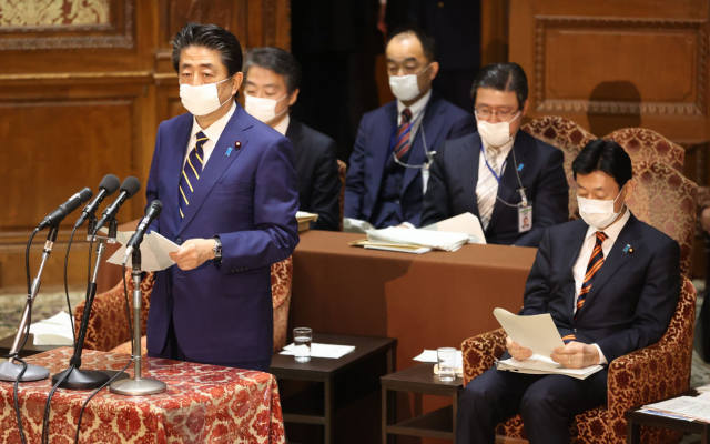 아베 신조(安倍晋三) 일본 총리가 7일 중의원 운영위원회에 출석해 코로나19 확산에 따른 긴급사태 선포를 보고하고 있다. 연합뉴스