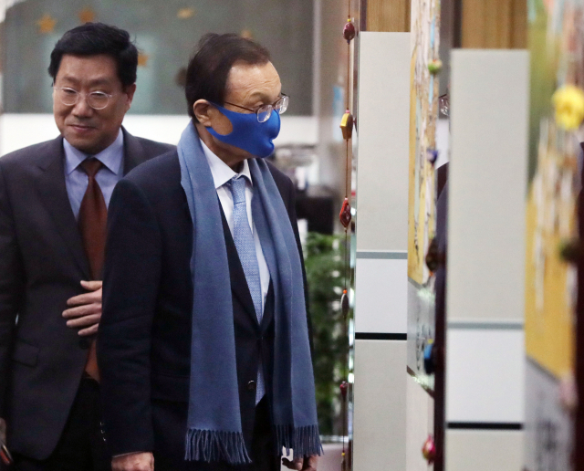 더불어민주당 이해찬 대표가 7일 더불어시민당 비례대표 후보들과 오찬을 위해 서울 여의도 한 음식점으로 들어서고 있다. 연합뉴스