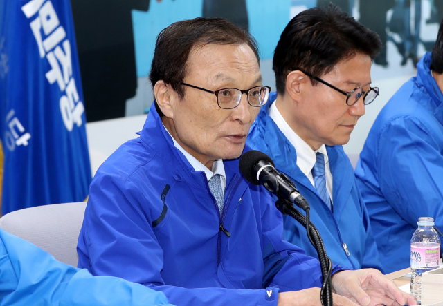 6일 오전 더불어민주당 부산시당에서 열린 더불어민주당 중앙당 선거대책위원회 전체 회의에서 중앙당 상임선대위원장인 이해찬 당 대표가 인사말을 하고 있다. 연합뉴스