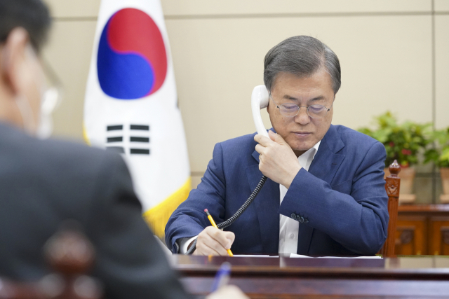문재인 대통령이 7일 오후 청와대 여민관에서 안제이 두다 폴란드 대통령과 전화통화 하고 있다. 연합뉴스