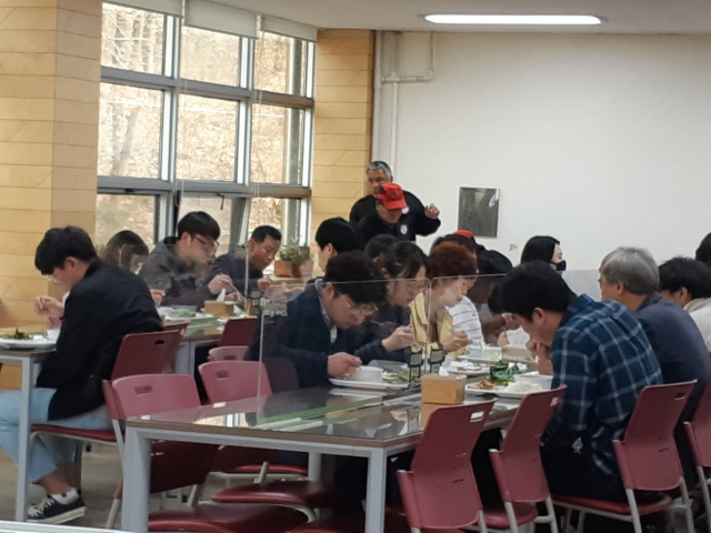 경북 군위군청 공무원들이 투명 칸막이가 쳐진 구내식당에서 점심식사를 하고 있다. 군위군 제공