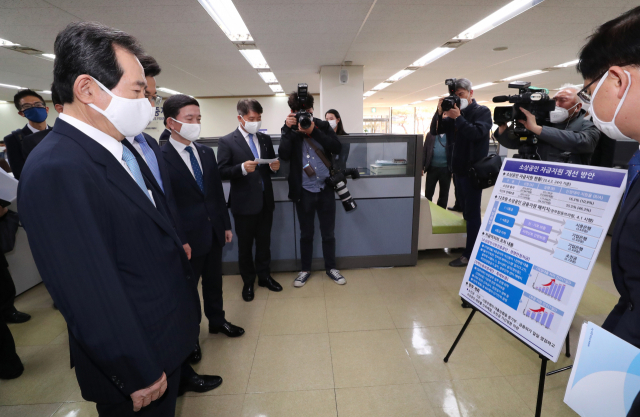 정세균 국무총리(왼쪽)가 소상공인 자금지원 등을 점검하기 위해 7일 오후 대전시 중구 대전신용보증재단을 방문해 현황 설명을 듣고 있다. 연합뉴스