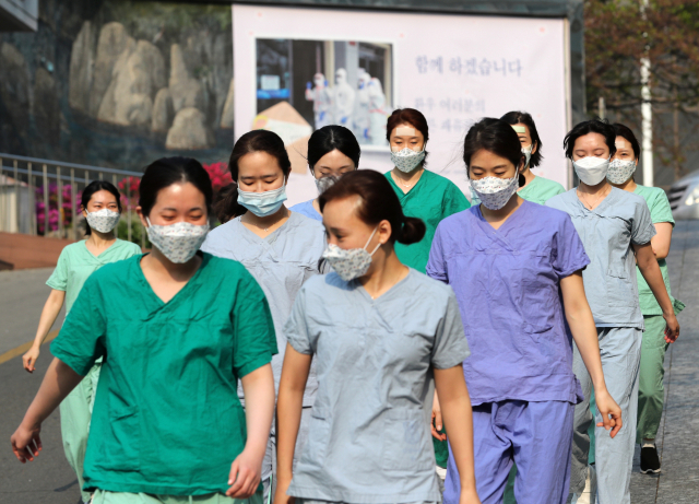 7일 대구동산병원에서 의료진이 신종 코로나바이러스 감염증(코로나19) 확진자 치료를 위해 보호구를 착용하기 위해 이동하고 있다. 연합뉴스