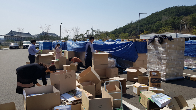 경북교육청 직원들이 도내 특수교육대상학생에게 지원할 마스크를 점검 및 포장하고 있다. 경북교육청 제공