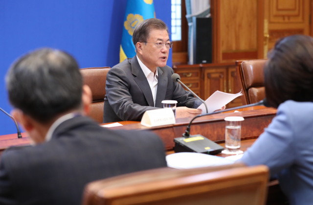 문재인 대통령이 8일 청와대에서 열린 신종 코로나바이러스 감염증(코로나19) 대응 관련 제4차 비상경제회의를 주재하고 있다. 연합뉴스