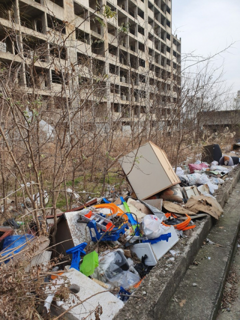1994년 건축 허가 이후 공정률 50%까지 공사를 했지만 회사 부도로 1999년부터 공사가 멈춘 포항 남구 오천읍 한빛타운(114가구) 아파트 모습. 매일신문DB