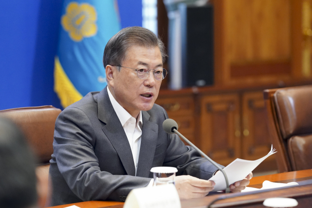 문재인 대통령이 8일 청와대에서 열린 신종 코로나바이러스 감염증(코로나19) 대응 관련 제4차 비상경제회의를 주재하고 있다. 연합뉴스