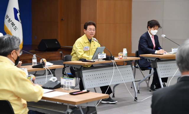 경북도가 8일 도청 회의실에서 경제 분야 석학을 초청해 간담회를 열고 신종 코로나바이러스 감염증(코로나19) 이후 경제 활성화 방안을 논의했다고 밝혔다. 이철우 경북지사가 경제분야 석학 초청 간담회를 주재하고 있다. [경북도 제공. 재판매 및 DB 금지] 연합뉴스