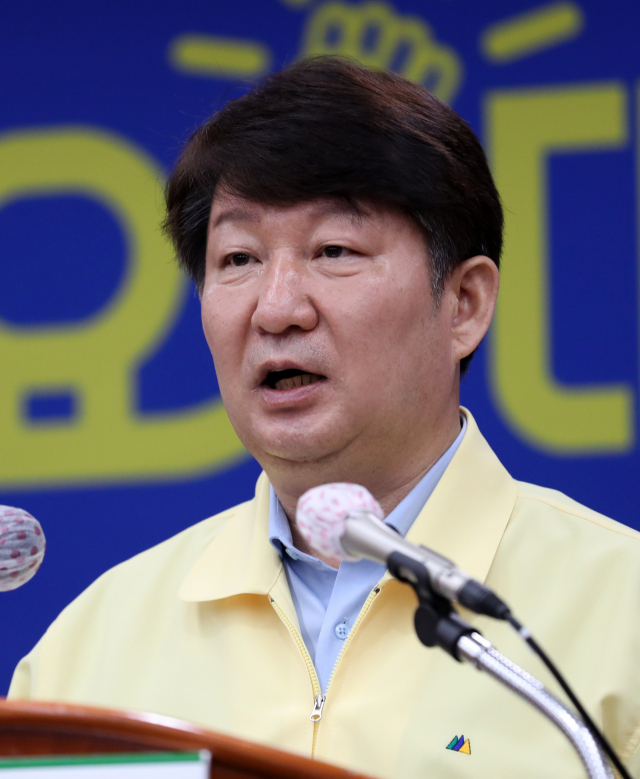 권영진 대구 시장이 7일 오전 대구시청에서 대시민 담화문을 발표하고 있다. 권 시장은 피로 누적으로 쓰러진 지 11일만인 지난 6일 유관기관 합동 대책 회의에 모습을 드러냈고 이날 12일 만에 브리핑에 참석했다. 연합뉴스