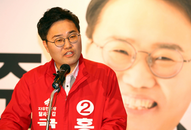 홍석준 전 대구시 경제국장이 22일 대구시 달서구 용산동 달서여성메디파크병원 세미나실에서 자유한국당 달서 갑 국회의원 예비후보 출마 기자회견을 하고 있다. 홍 전 국장은