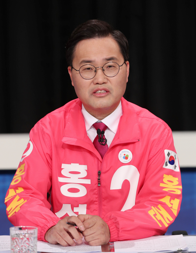 지난 8일 오후 대구 수성구 KBS 대구방송총국에서 열린 제21대 국회의원선거 달서구갑 선거구 후보자토론회에서 미래통합당 홍석준 후보가 발언하고 있다. 김영진 기자 kyjmaeil@imaeil.com