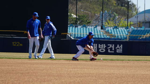 삼성라이온즈 벤 라이블리, 데이비드 뷰캐넌, 타일러 살라디노가 8일 자가격리 기간을 마치고 대구라이온즈파크에서 훈련에 임하고 있다. 삼성라이온즈 제공