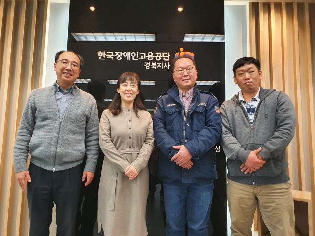 한국장애인고용공단 경북지사(지사장 이운경·왼쪽 두 번째)와 대산NHE, 21세기산업, ㈜나눔누리 관계자들이 일자리 창출을 위한 장애인 표준사업장 운영 약정을 체결하고 있다. 한국장애인고용공단 제공