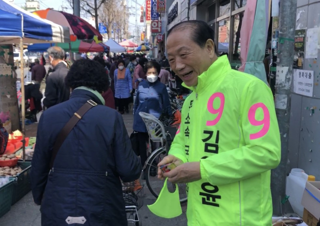21대 총선에 출마한 김일윤 무소속 후보가 거리를 돌며 시민들에게 지지를 호소하고 있다. 김일윤 후보 제공