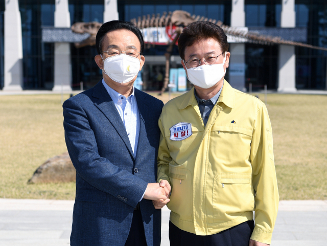 김관용 전 경북도지사와 이철우 경북도지사가 8일 도청 앞마당에서 기념촬영을 하고 있다. 경북도 제공