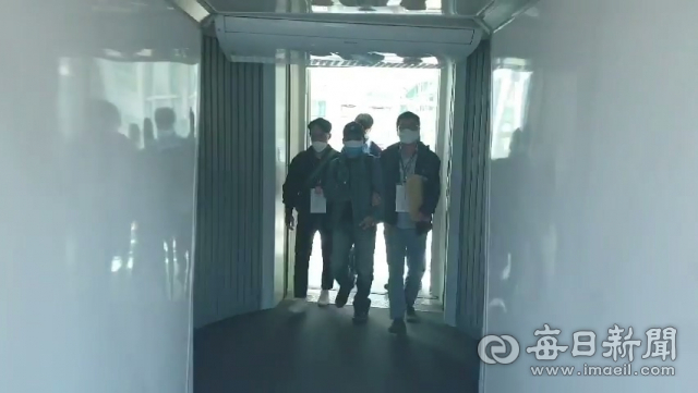 법무부 대구출입국외국인사무소는 자가격리를 위반한 인도네시아인 A(40) 씨를 강제 추방했다고 8일 밝혔다. 강제추방된 A씨가 비행기로 이동하는 모습. 법무부 제공