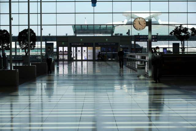 8일 인천국제공항 출국장이 한산하다. 신종코로나바이러스 감염증(코로나19) 팬데믹으로 인천국제공항 이용객 수 감소세가 계속되면서 일일 여객 수 5천명선이 깨졌다. 인천국제공항공사는 전날 