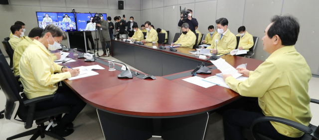 정세균 국무총리(오른쪽)가 9일 오전 세종시 정부세종청사 위기관리종합상황실에서 열린 신종 코로나바이러스 감염증(코로나19) 대응 중앙재난안전대책본부 회의를 주재하며 발언하고 있다. 연합뉴스