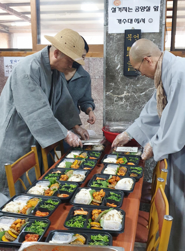 동화사 및 한국불교문화사업단 관계자들이 코로나19 대응에 헌신적인 노력을 기울이고 있는 대구지역 의료진에게 전달할 사찰음식 도시락을 만들고 있다. 한국불교문화사업단 제공
