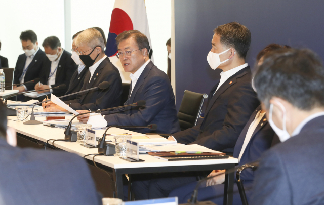 문재인 대통령이 9일 오전 경기도 성남시 한국파스퇴르연구소에서 열린 신종 코로나바이러스 감염증(코로나19) 치료제·백신 개발 산업계·학계·연구소·의료계 합동 회의에서 발언하고 있다. 연합뉴스