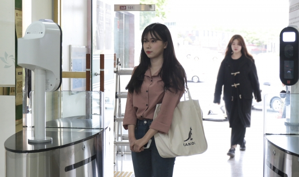 한 학생이 경일대 기숙사에 설치된 얼굴인식출입시스템을 이용하고 있다. 경일대 제공