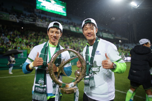 한국프로축구연맹이 9일 발표한 자료에 따르면 같은 포지션도 있지만 같은 팀에서 뛰는 형제 선수도 있다. 바로 전북의 골키퍼 홍정남(32)과 수비수 홍정호(31)가 주인공이다. 사진은 전북 현대의 