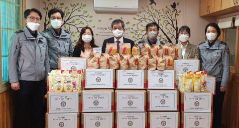 영천경찰서 및 중앙파출소 생활안전협의회가 지역아동센터에 소외아동들을 위한 식·생필품 세트를 전달하고 있다. 영천경찰서 제공