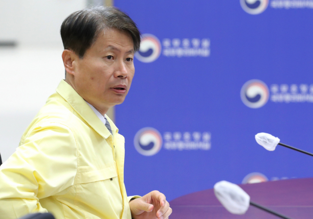 김강립 중앙재난안전대책본부 제1총괄조정관(보건복지부 차관)이 8일 오전 세종시 정부세종청사 위기관리종합상황실에서 열린 신종 코로나바이러스 감염증(코로나19) 대응 중앙재난안전대책본부 회의에 참석해 자리하고 있다. 연합뉴스