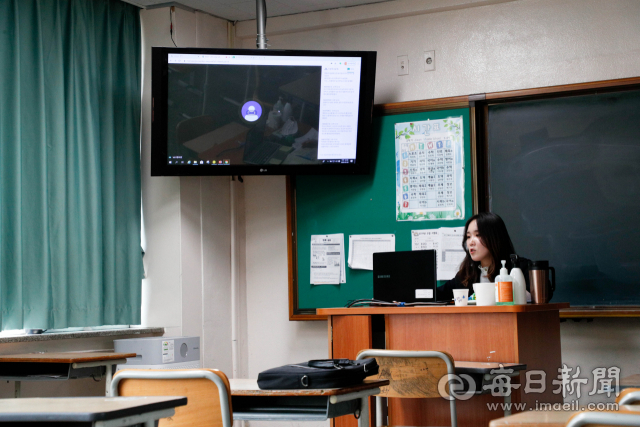 고3과 중3 학년부터 온라인 개학이 시작된 9일 대구 지산중학교 교실에서 원격수업이 진행되고 있다.. 우태욱 기자 woo@imaeil.com