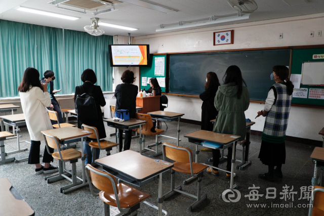 고3과 중3 학년부터 온라인 개학이 시작된 9일 대구 지산중학교 교실에서 취재진과 교사들이 지켜보는 가운데 원격수업이 진행되고 있다.. 우태욱 기자 woo@imaeil.com