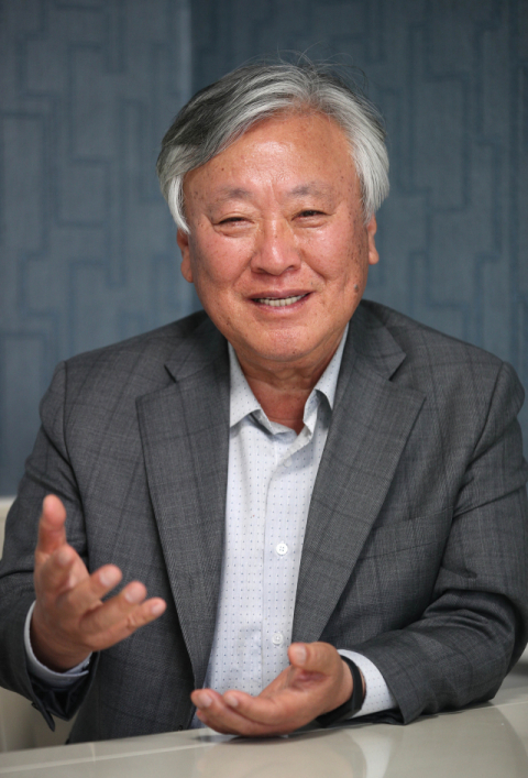 소설가 이문열 씨가 9일 오후 대구 수성구의 한 음식점에서 매일신문과 인터뷰를 하고 있다. 김영진 기자 kyjmaeil@imaeil.com
