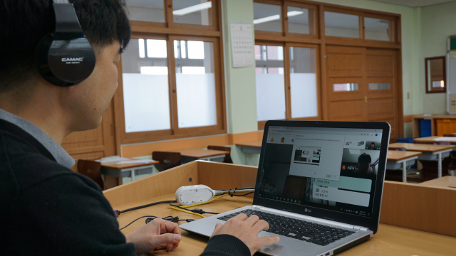 원격수업 중 실시간 쌍방향 수업만 수업 태도와 참여도 등을 학생부에 기재할 수 있다. 이 때문에 이 방식의 수업을 할 수 있는 학교, 지역와 그렇지 못한 곳 간 격차가 생길 것이라는 우려가 나온다. 실시간 쌍방향 수업을 적극적으로 도입한 대구 대건고의 수업 모습. 대건고 제공
