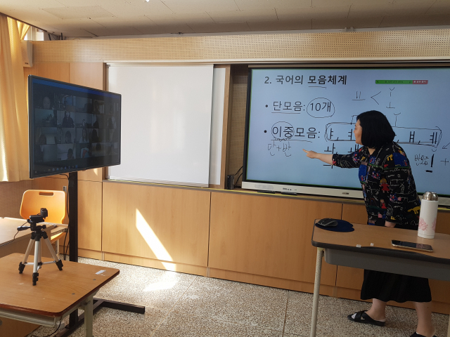 김천 성의여고는 전교생을 대상으로 실시간 쌍방향 수업을 진행 중이다. 일찌감치 고교학점제를 대비해 교과교실제를 운영하며 구축한 인프라가 큰 도움이 됐다. 부족한 부분은 학교 구성원들의 협력으로 메워가고고 있다. 이곳의 실시간 쌍방향 수업 모습. 성의여고 제공