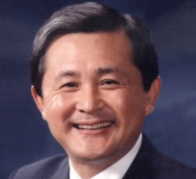 고(故) 김대중 전 대통령과 정치 행보를 함께 하면서도 동교동계 등 계파와 거리를 두고 여야를 넘나드는 