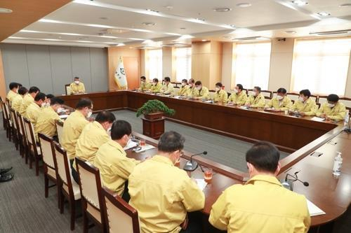 경북 예천군이 코로나19 확산방지 긴급회의를 하고 있는 모습. 예천군 제공