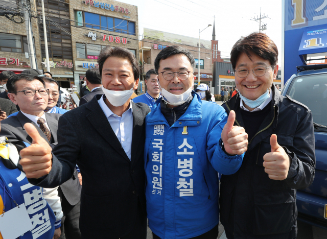 더불어민주당 송재호 제주시갑 후보가 2일 오후 제주시 민속오일시장에서 지지를 호소하고 있다. 연합뉴스