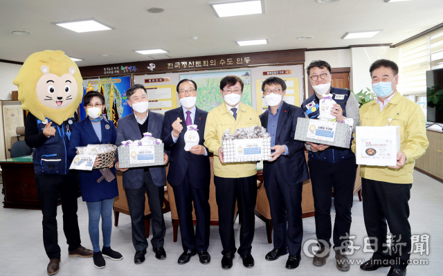 전북 전주시는 자매도시인 경북 안동시를 찾아 코로나19 극복 희망물품을 전달했다. 안동시 제공
